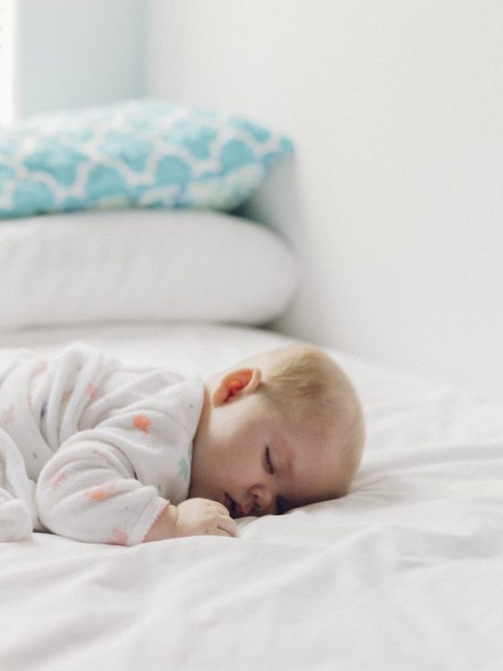 Bébé escalade son lit à barreaux 4 Solutions Simples
