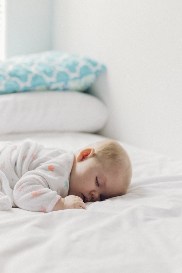 Bébé escalade son lit à barreaux 4 Solutions Simples