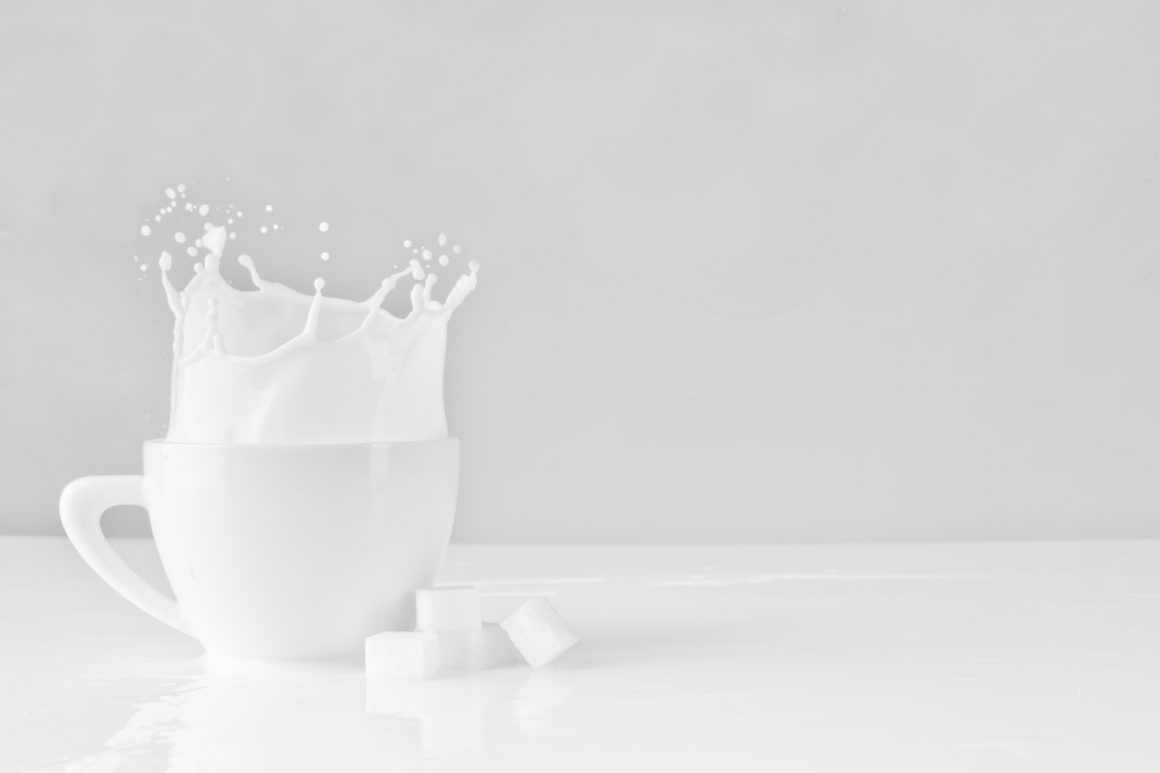 Lait laissé à la température ambiante – Que faire si votre enfant boit du lait périmé ?