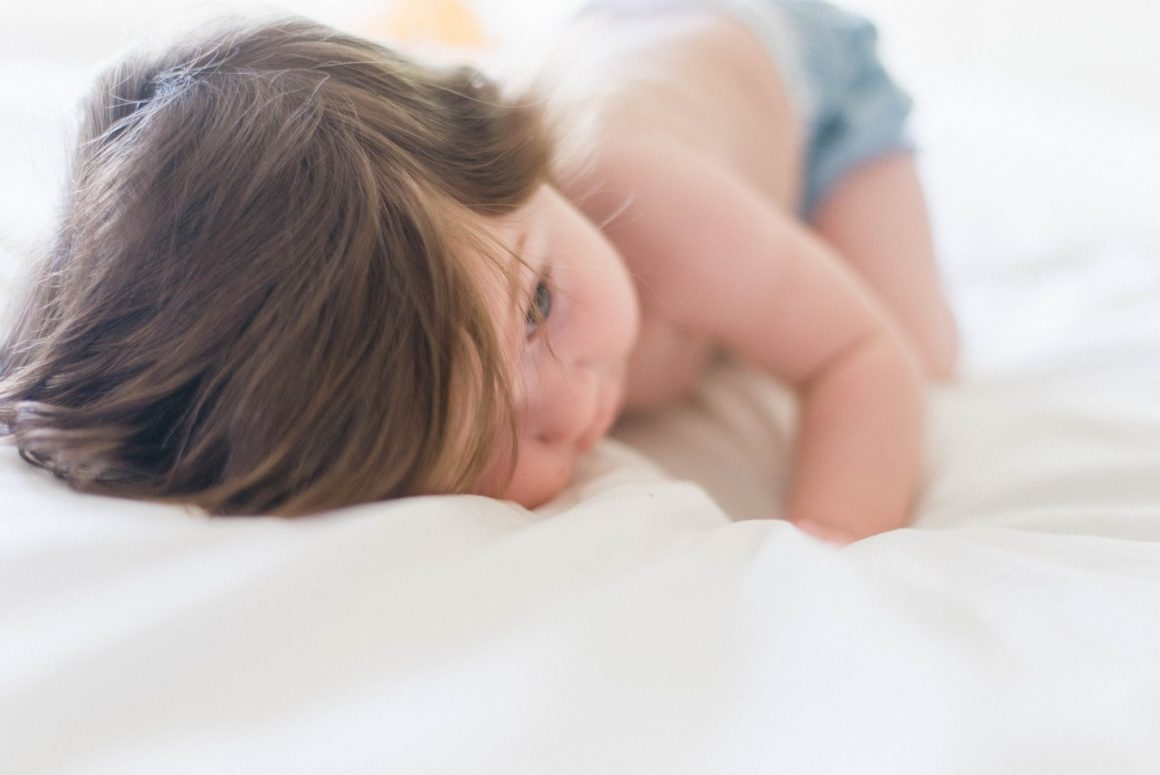 Solution #4 : Repensez à l'heure du coucher – Bébé escalade son lit à barreaux : 4 Solutions (Simples)